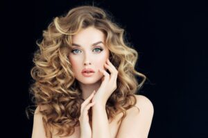 Lire la suite à propos de l’article Comment prendre soin des cheveux bouclés